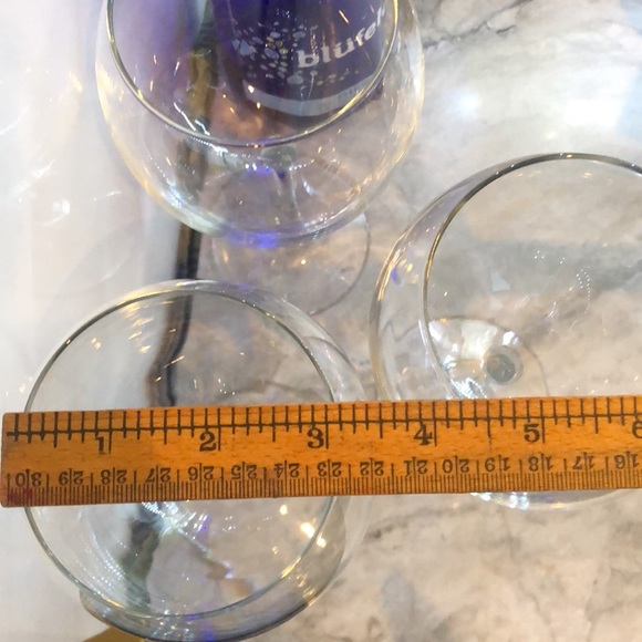 4 bubble shaped Wine Glasses 8 1/4 inches tall - Picture 5 of 7